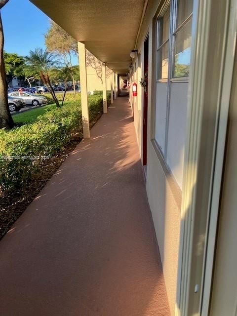 For Sale: $125,000 (1 beds, 1 baths, 811 Square Feet)