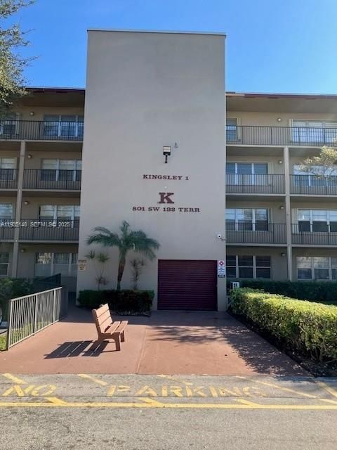 For Sale: $125,000 (1 beds, 1 baths, 811 Square Feet)