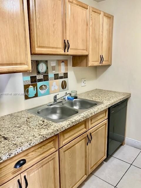 For Sale: $125,000 (1 beds, 1 baths, 811 Square Feet)