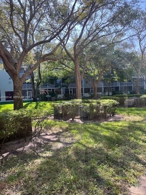 For Sale: $125,000 (1 beds, 1 baths, 811 Square Feet)