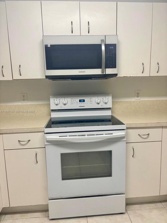 В аренду: $3,300 (3 спален, 2 ванн, 1263 Квадратных фут)