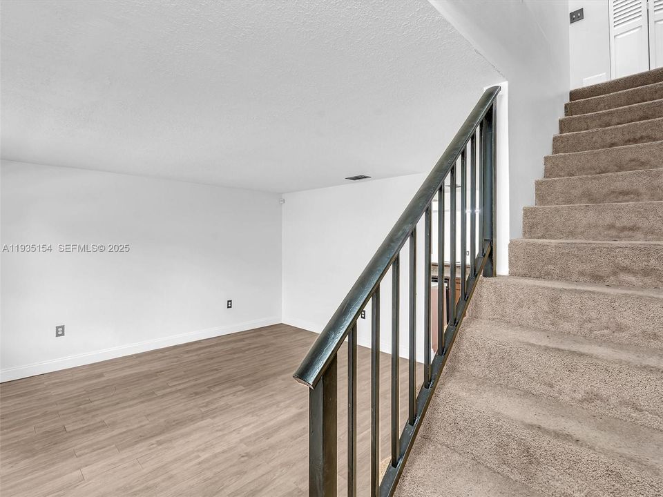 For Sale: $314,999 (3 beds, 2 baths, 1188 Square Feet)