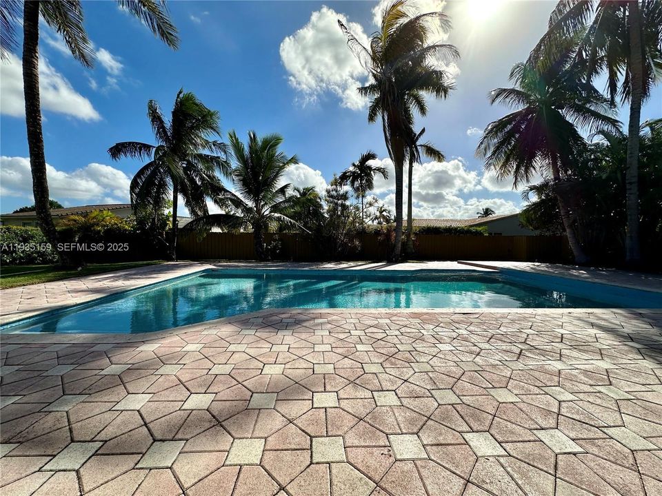 For Rent: $4,700 (3 beds, 2 baths, 1990 Square Feet)