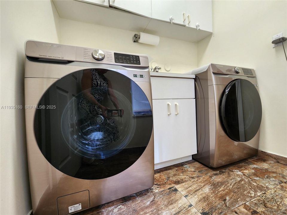 For Rent: $6,500 (3 beds, 2 baths, 1780 Square Feet)