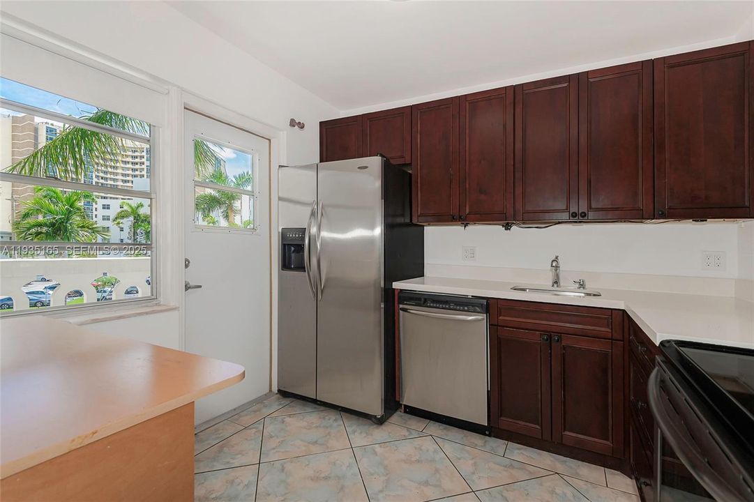 For Rent: $1,900 (1 beds, 1 baths, 850 Square Feet)