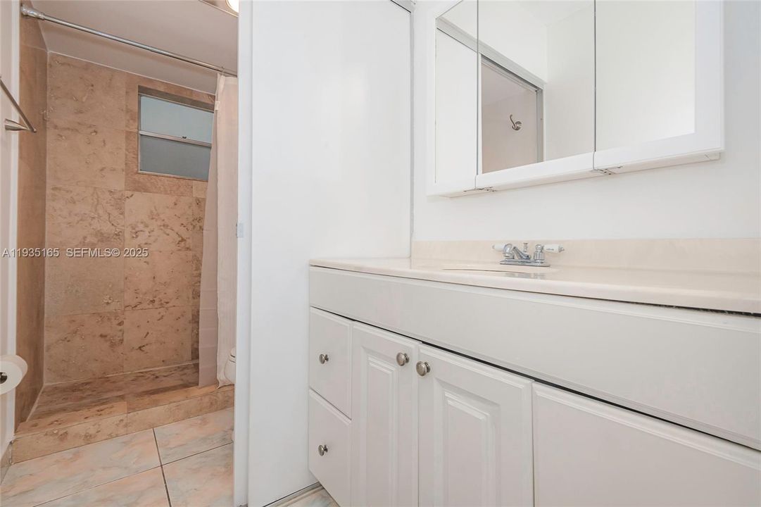 For Rent: $1,900 (1 beds, 1 baths, 850 Square Feet)