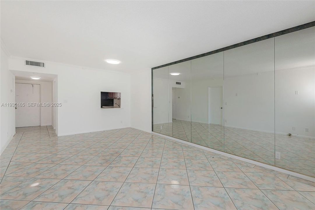 For Rent: $1,900 (1 beds, 1 baths, 850 Square Feet)