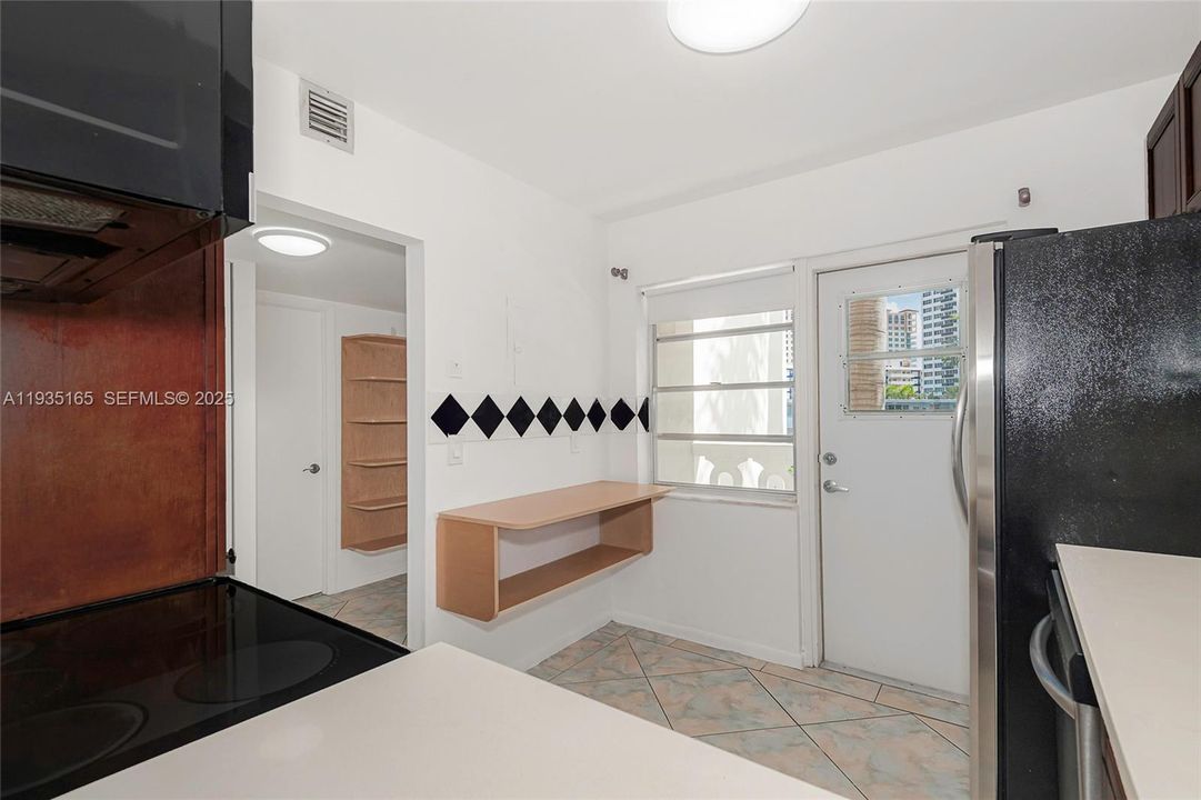 For Rent: $1,900 (1 beds, 1 baths, 850 Square Feet)