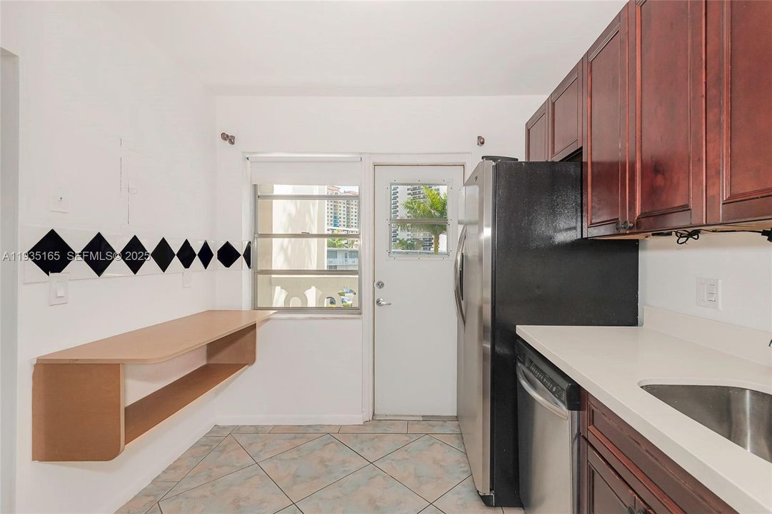 For Rent: $1,900 (1 beds, 1 baths, 850 Square Feet)