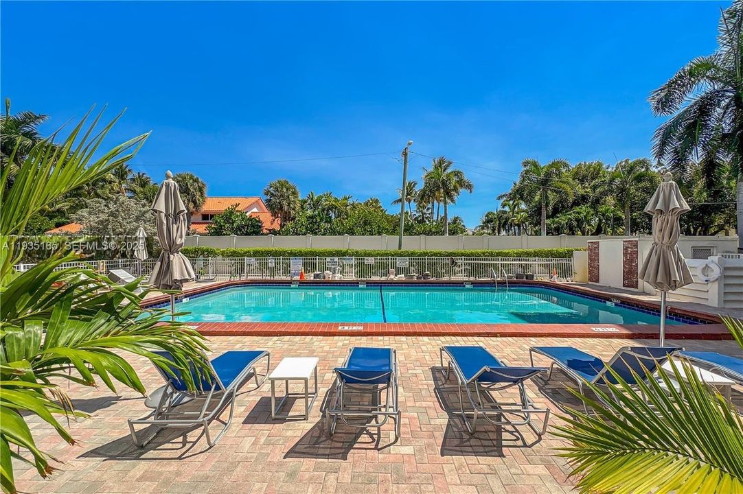 For Rent: $1,900 (1 beds, 1 baths, 850 Square Feet)