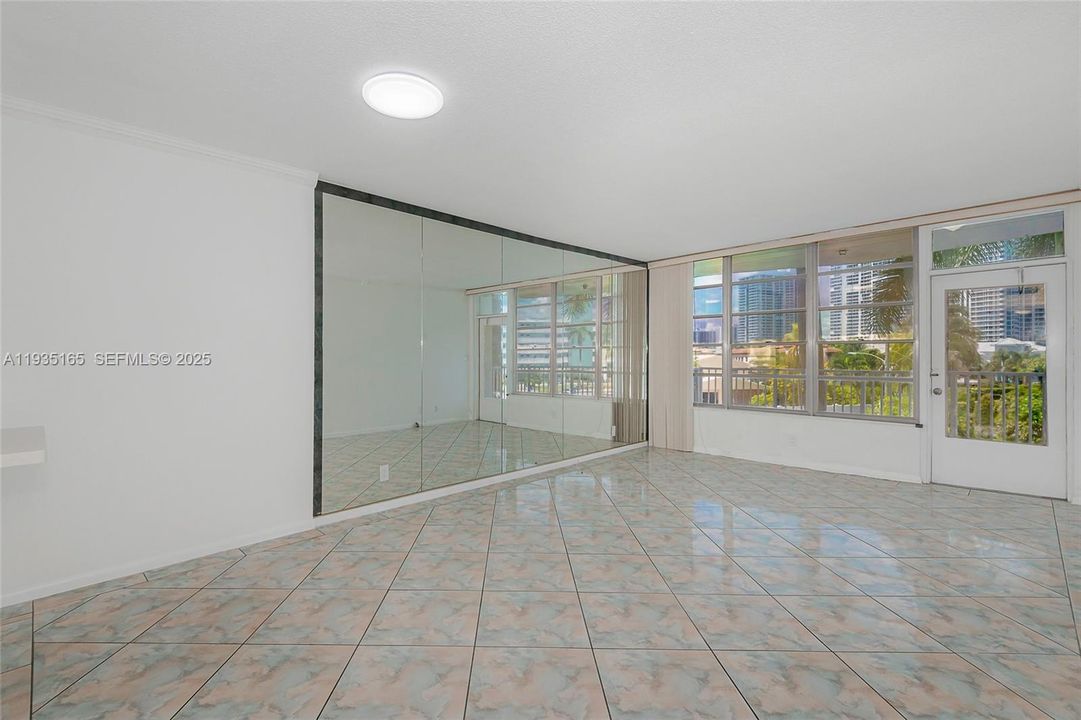 For Rent: $1,900 (1 beds, 1 baths, 850 Square Feet)