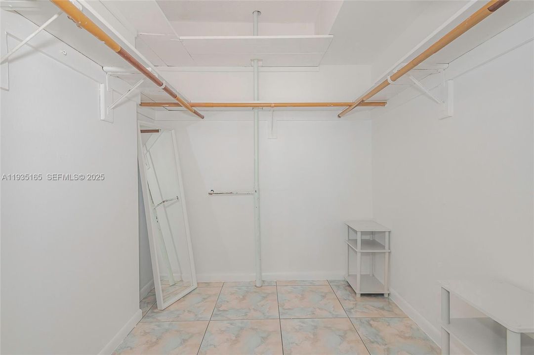 For Rent: $1,900 (1 beds, 1 baths, 850 Square Feet)