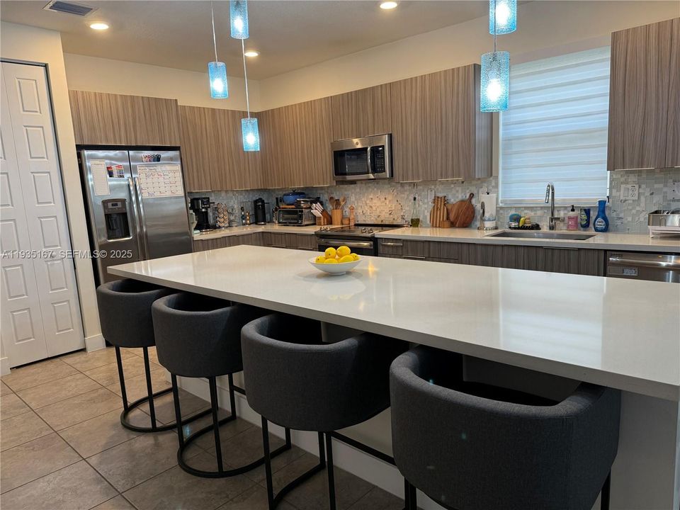 For Rent: $3,900 (4 beds, 3 baths, 1908 Square Feet)