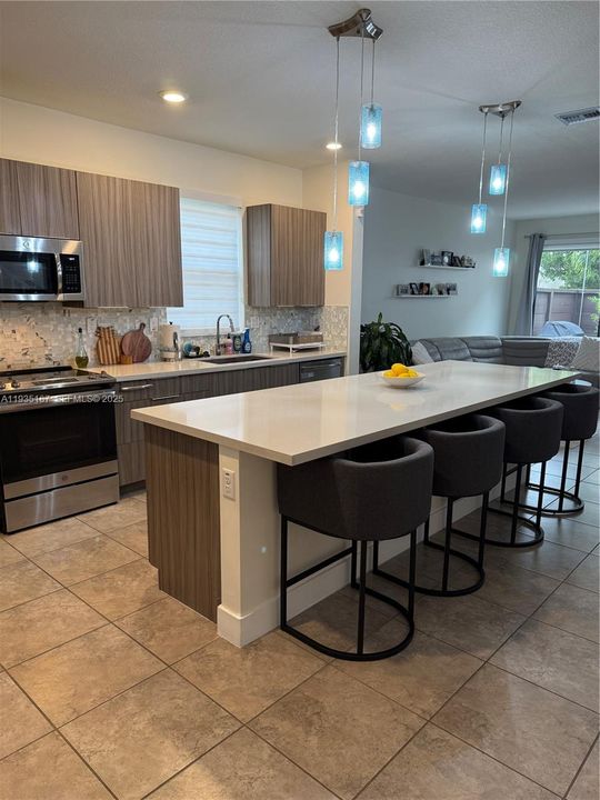 For Rent: $3,900 (4 beds, 3 baths, 1908 Square Feet)