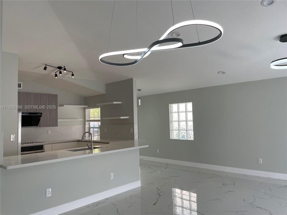 В аренду: $3,650 (3 спален, 2 ванн, 1418 Квадратных фут)