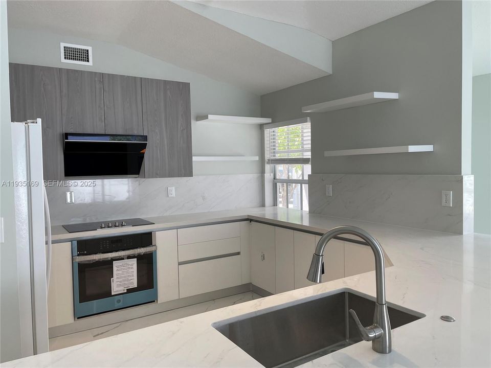 В аренду: $3,650 (3 спален, 2 ванн, 1418 Квадратных фут)