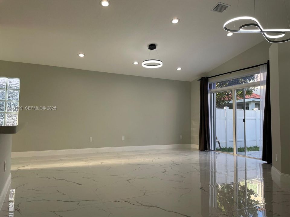 В аренду: $3,650 (3 спален, 2 ванн, 1418 Квадратных фут)