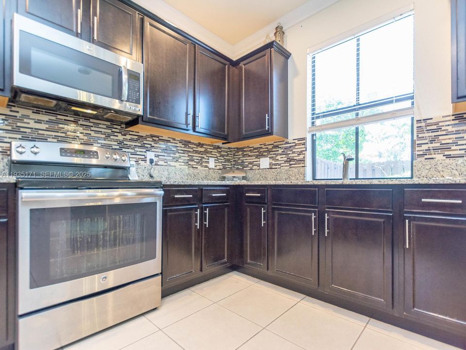 出租: $3,500 (3 贝兹, 2 浴室, 1835 平方英尺)