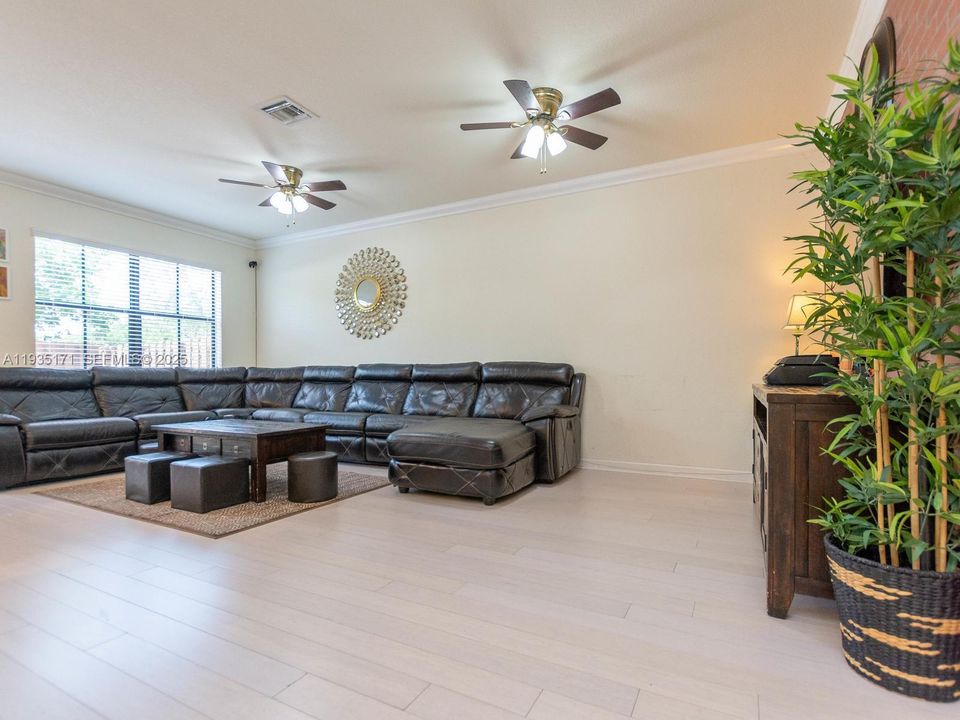 出租: $3,500 (3 贝兹, 2 浴室, 1835 平方英尺)