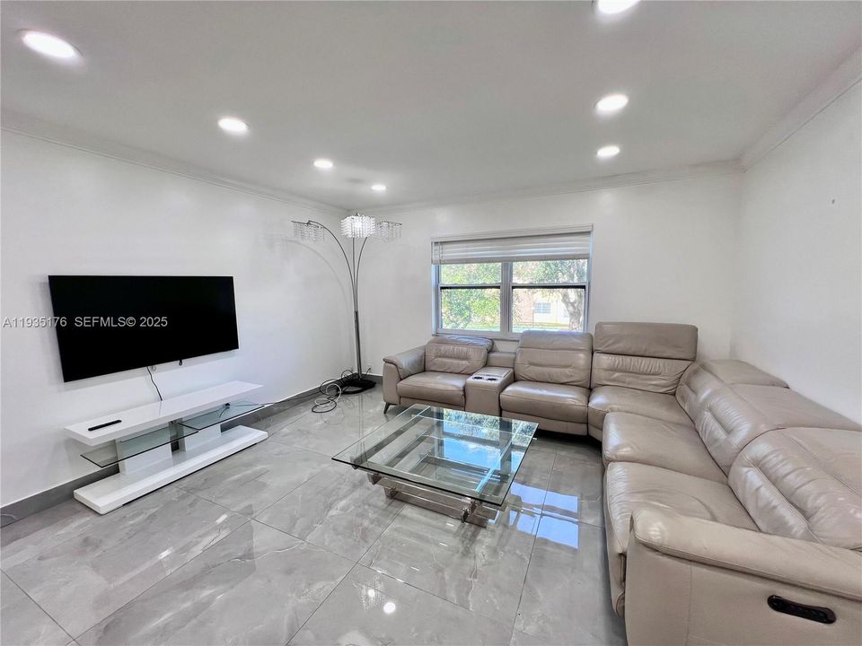 出租: $2,300 (2 贝兹, 2 浴室, 1060 平方英尺)