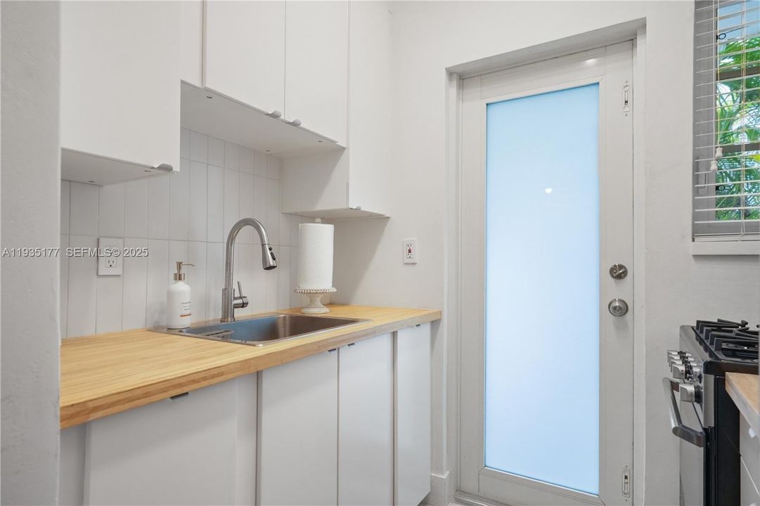 For Rent: $2,850 (0 beds, 1 baths, 580 Square Feet)