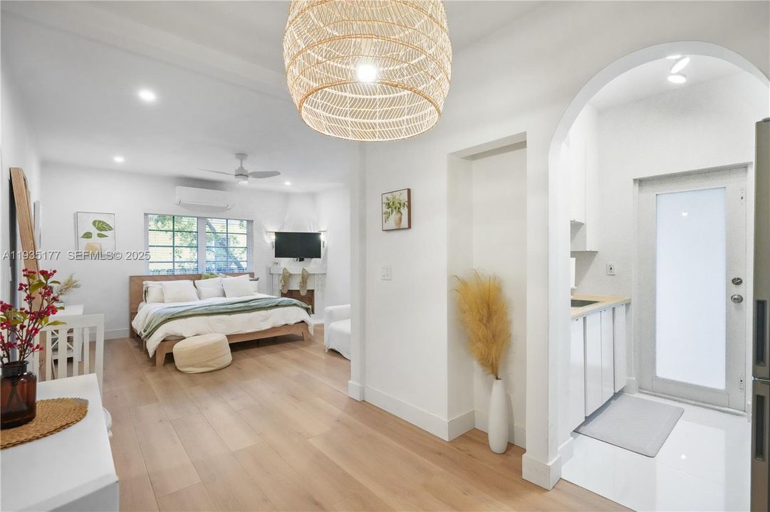 For Rent: $2,850 (0 beds, 1 baths, 580 Square Feet)