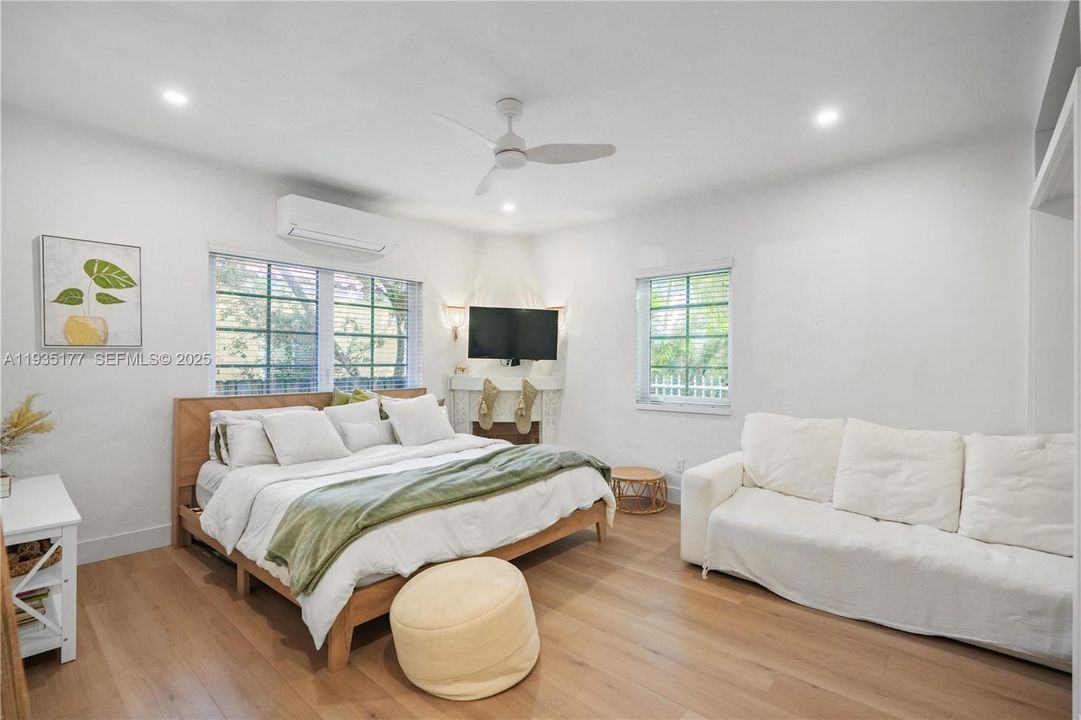 For Rent: $2,850 (0 beds, 1 baths, 580 Square Feet)