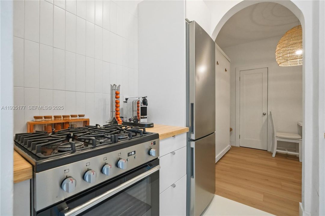 For Rent: $2,850 (0 beds, 1 baths, 580 Square Feet)