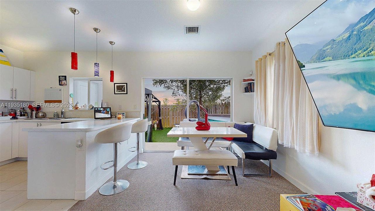 En Venta: $395,000 (4 camas, 3 baños, 1730 Pies cuadrados)