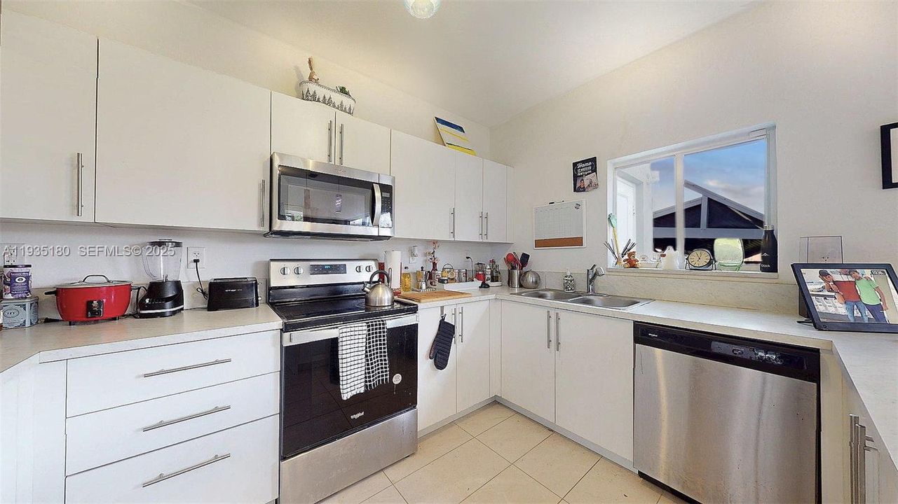 En Venta: $395,000 (4 camas, 3 baños, 1730 Pies cuadrados)