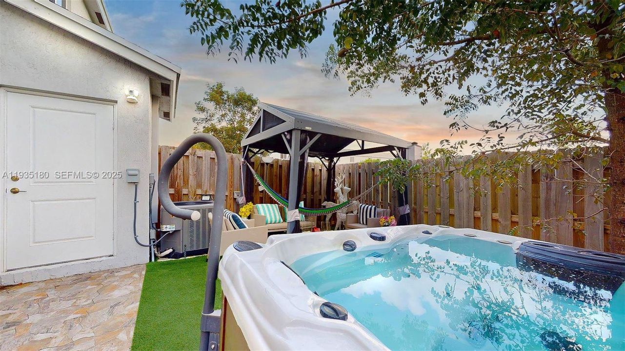 En Venta: $395,000 (4 camas, 3 baños, 1730 Pies cuadrados)