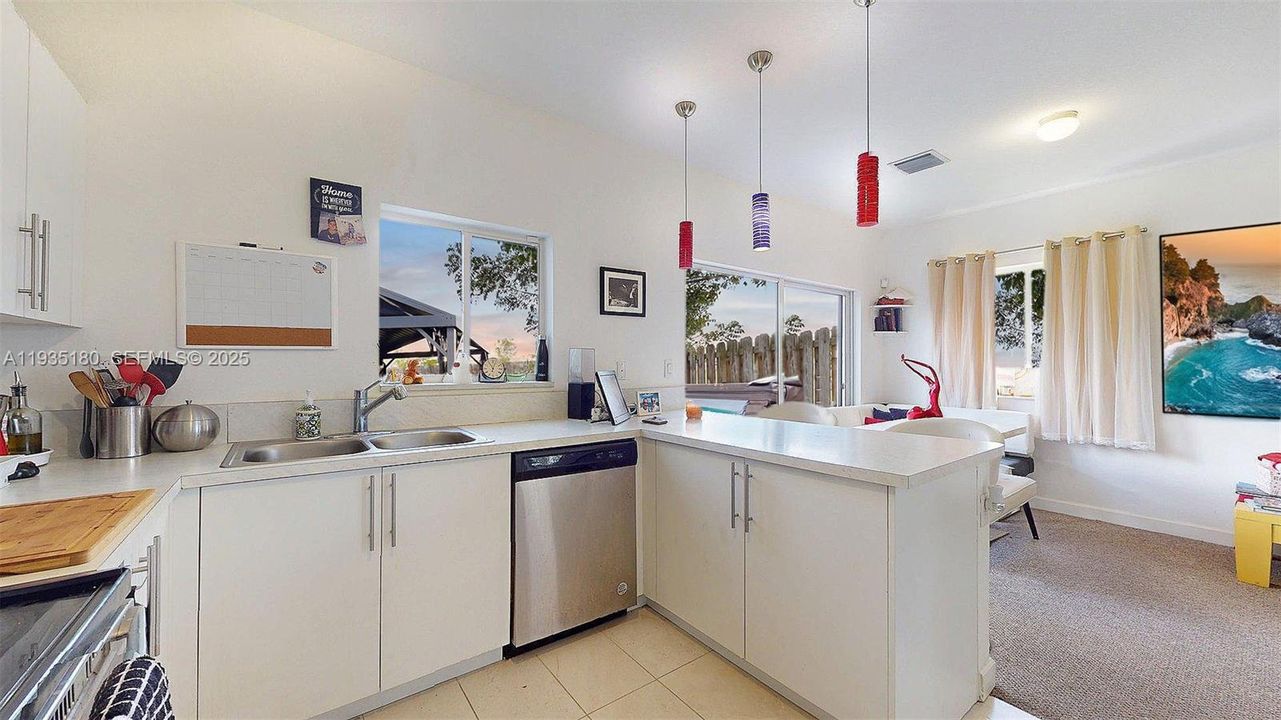 En Venta: $395,000 (4 camas, 3 baños, 1730 Pies cuadrados)