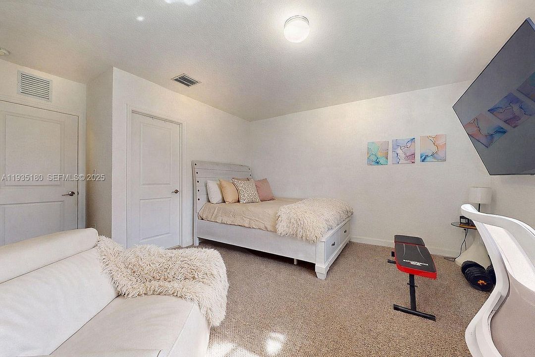 En Venta: $395,000 (4 camas, 3 baños, 1730 Pies cuadrados)