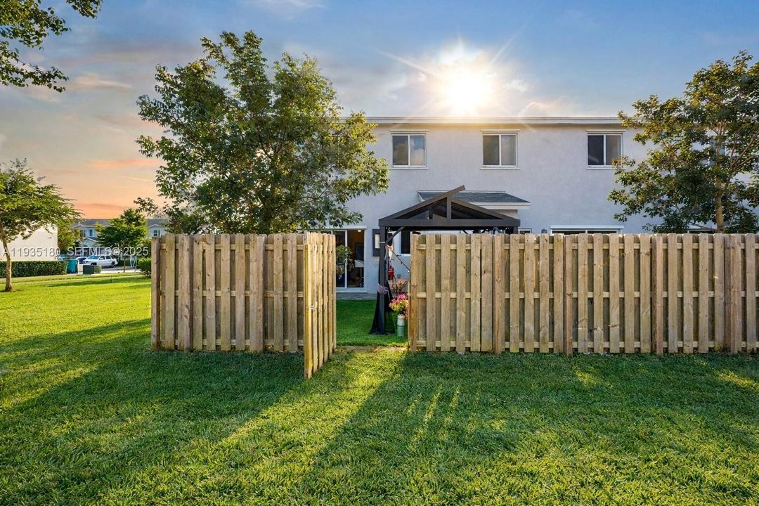 En Venta: $395,000 (4 camas, 3 baños, 1730 Pies cuadrados)