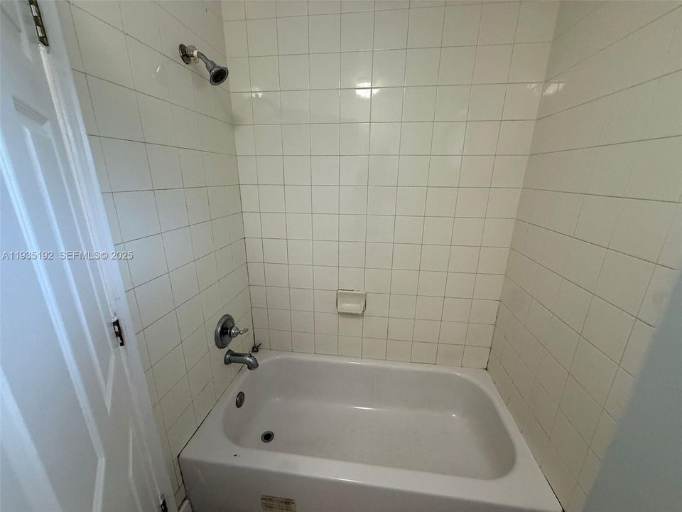 For Rent: $1,400 (1 beds, 1 baths, 416 Square Feet)