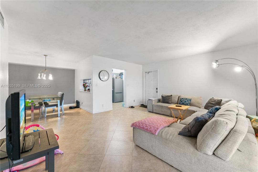 待售: $219,900 (2 贝兹, 1 浴室, 1160 平方英尺)