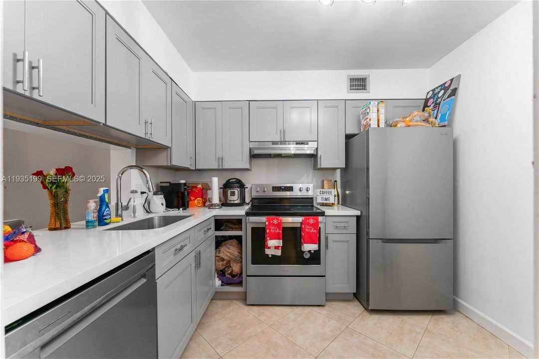 待售: $219,900 (2 贝兹, 1 浴室, 1160 平方英尺)