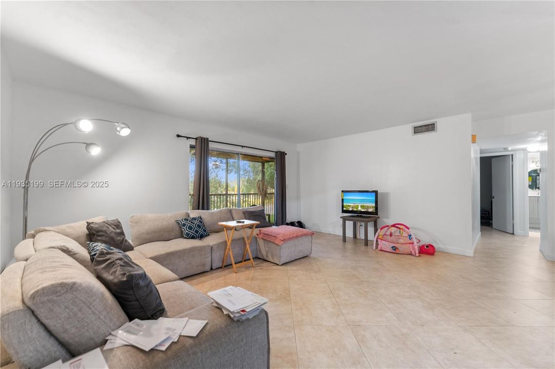 待售: $219,900 (2 贝兹, 1 浴室, 1160 平方英尺)