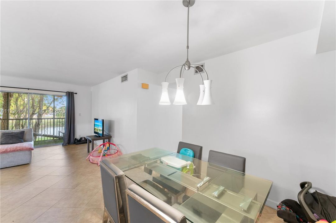 待售: $219,900 (2 贝兹, 1 浴室, 1160 平方英尺)