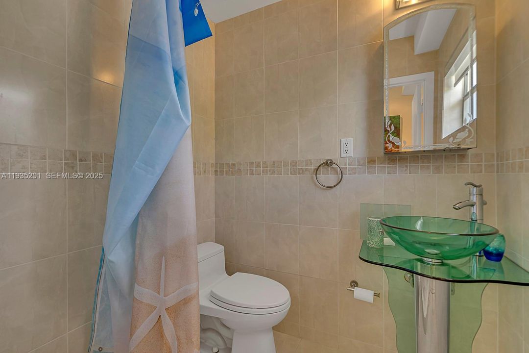 For Sale: $819,000 (2 beds, 1 baths, 875 Square Feet)