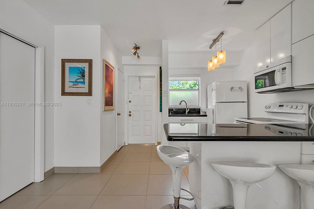 For Sale: $819,000 (2 beds, 1 baths, 875 Square Feet)