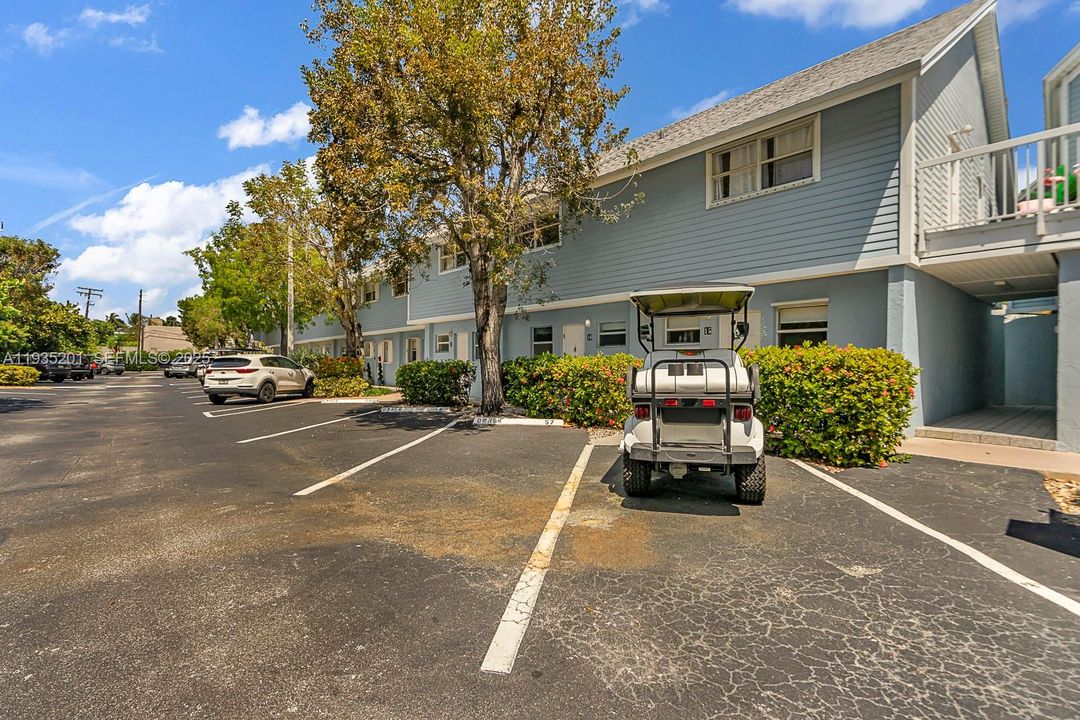 For Sale: $819,000 (2 beds, 1 baths, 875 Square Feet)