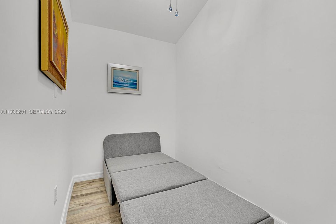 For Sale: $819,000 (2 beds, 1 baths, 875 Square Feet)