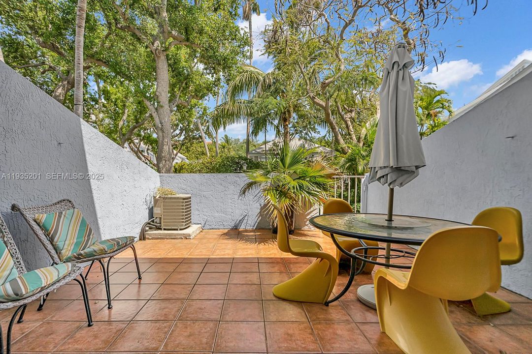 For Sale: $819,000 (2 beds, 1 baths, 875 Square Feet)