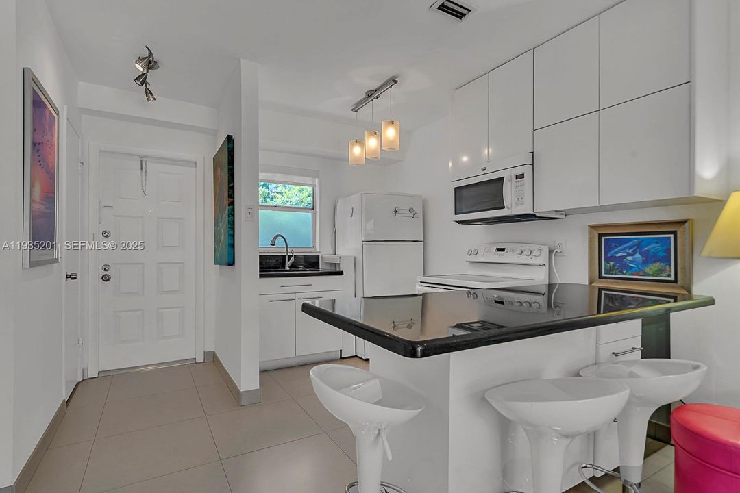 For Sale: $819,000 (2 beds, 1 baths, 875 Square Feet)