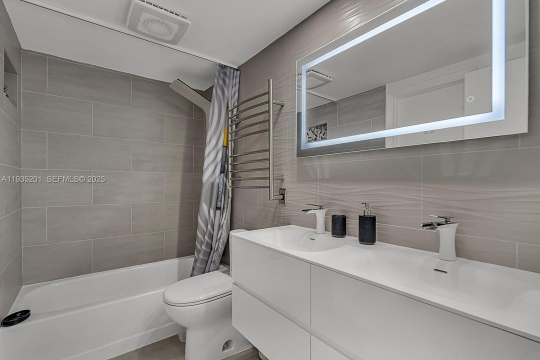 For Sale: $819,000 (2 beds, 1 baths, 875 Square Feet)