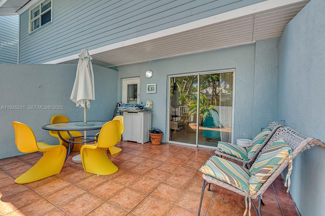 For Sale: $819,000 (2 beds, 1 baths, 875 Square Feet)