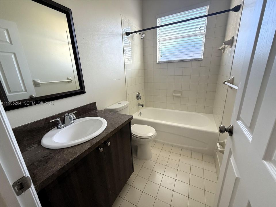 出租: $3,850 (4 贝兹, 2 浴室, 2244 平方英尺)