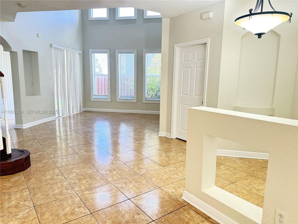 出租: $3,850 (4 贝兹, 2 浴室, 2244 平方英尺)