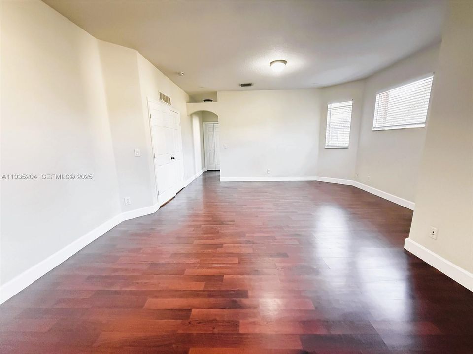 出租: $3,850 (4 贝兹, 2 浴室, 2244 平方英尺)